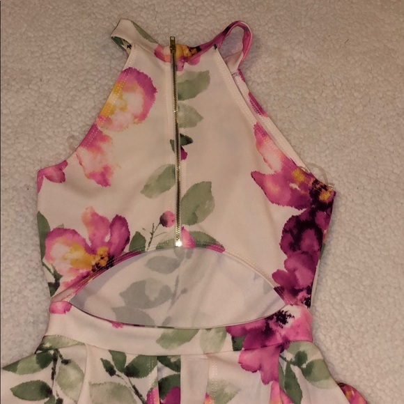 Ivory floral ruffle romper - Picture 5 of 6